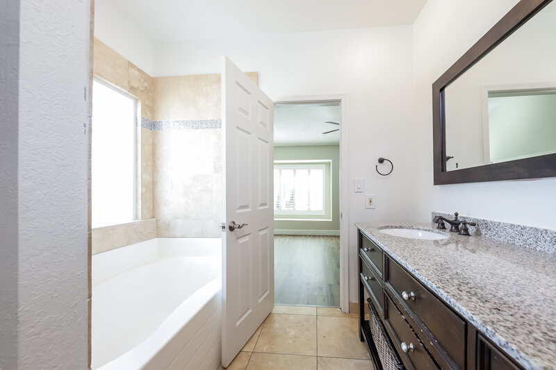2,560/Mo, 5512 W Chicago St Chandler, AZ 85226 Main Bathroom View