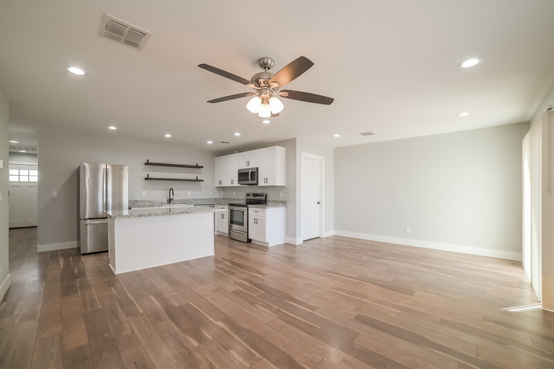 2,120/Mo, 4734 S 38th Ln Phoenix, AZ 85041 Living Room View