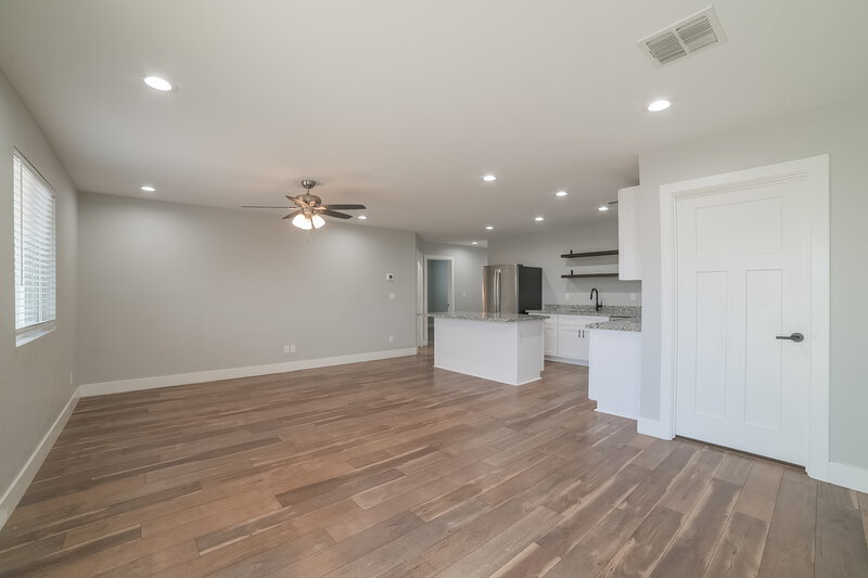 2,120/Mo, 4734 S 38th Ln Phoenix, AZ 85041 Living Room View 2