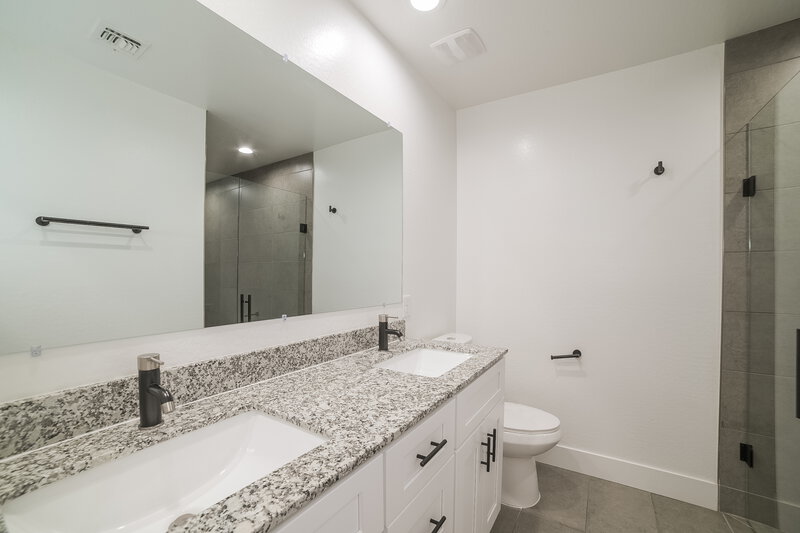 2,120/Mo, 4734 S 38th Ln Phoenix, AZ 85041 Main Bathroom View