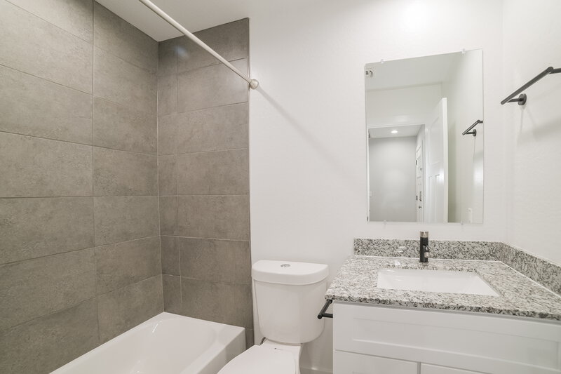 2,120/Mo, 4734 S 38th Ln Phoenix, AZ 85041 Bathroom View