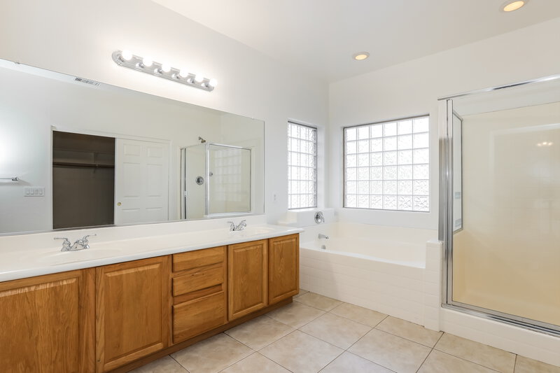 2,470/Mo, 5206 W Bowker St Laveen, AZ 85339 Main Bathroom View
