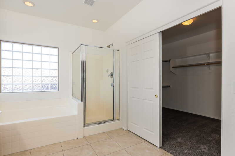 2,470/Mo, 5206 W Bowker St Laveen, AZ 85339 Main Bathroom View 2