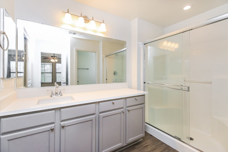 2,085/Mo, 451 S Hawes Rd UNIT 20 Mesa, AZ 85208 Main Bathroom View