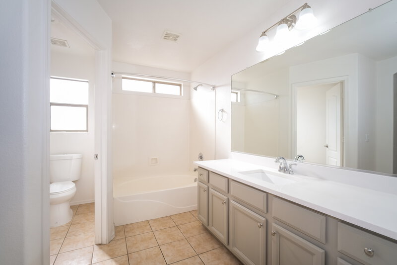 2,270/Mo, 806 S 122nd Ln Avondale, AZ 85323 Main Bathroom View