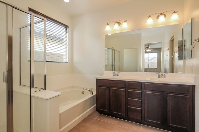 2,290/Mo, 12103 W Hide Trl Peoria, AZ 85383 Main Bathroom View