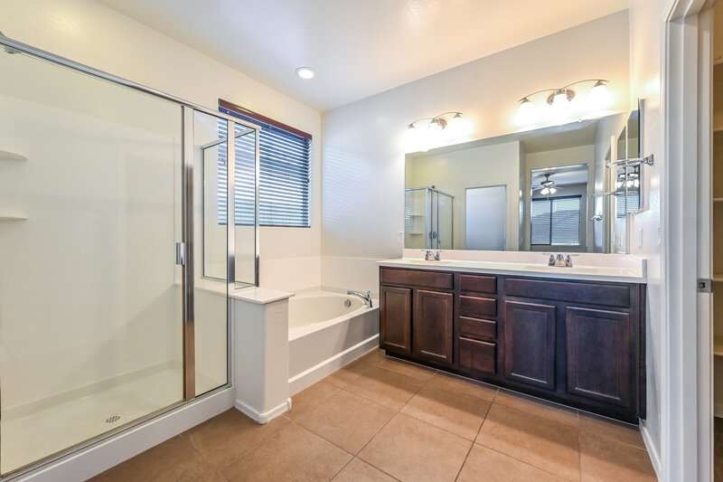 2,195/Mo, 12103 W Hide Trl Peoria, AZ 85383 Main Bathroom View