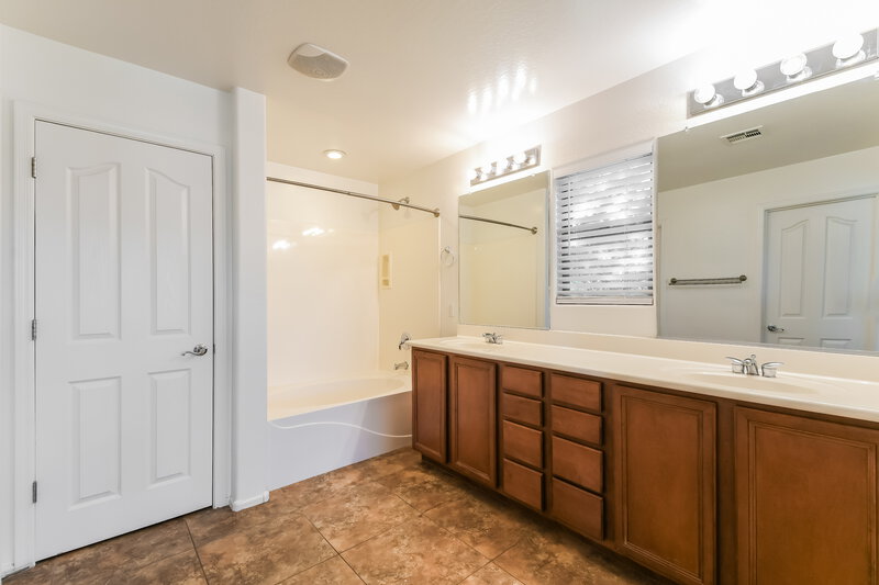 2,475/Mo, 2523 E Bart St Gilbert, AZ 85295 Main Bathroom View