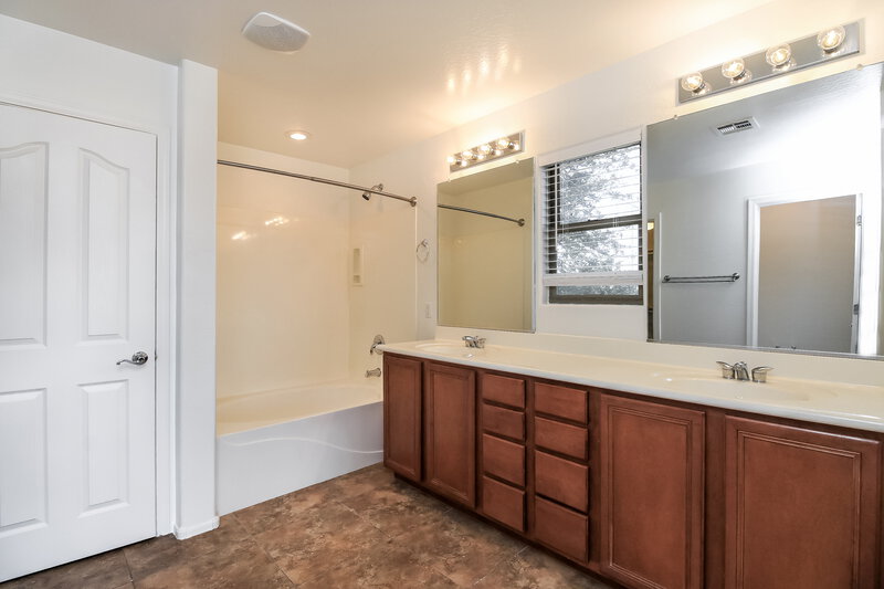 2,685/Mo, 2523 E Bart St Gilbert, AZ 85295 Main Bathroom View
