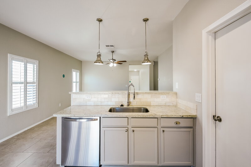 2,100/Mo, 3102 W Lucia Dr Phoenix, AZ 85083 Kitchen View 2
