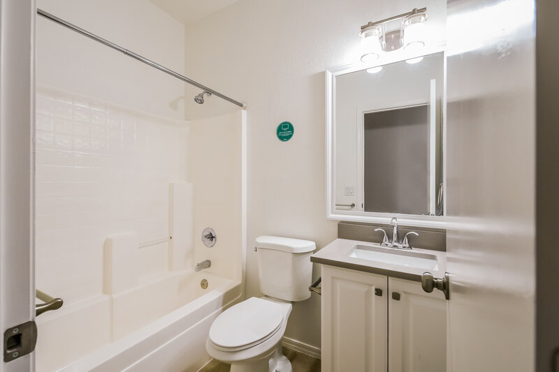 2,100/Mo, 3102 W Lucia Dr Phoenix, AZ 85083 Bathroom View