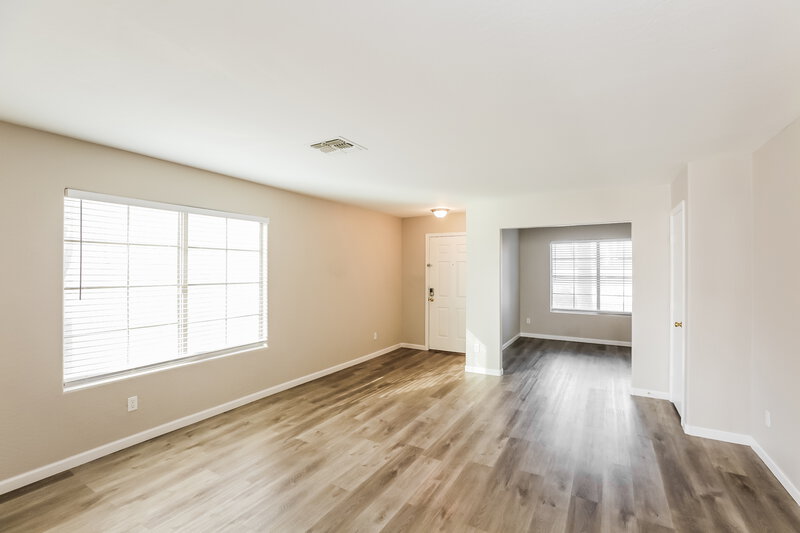 2,410/Mo, 6617 S 31st Dr Phoenix, AZ 85041 Living Room View