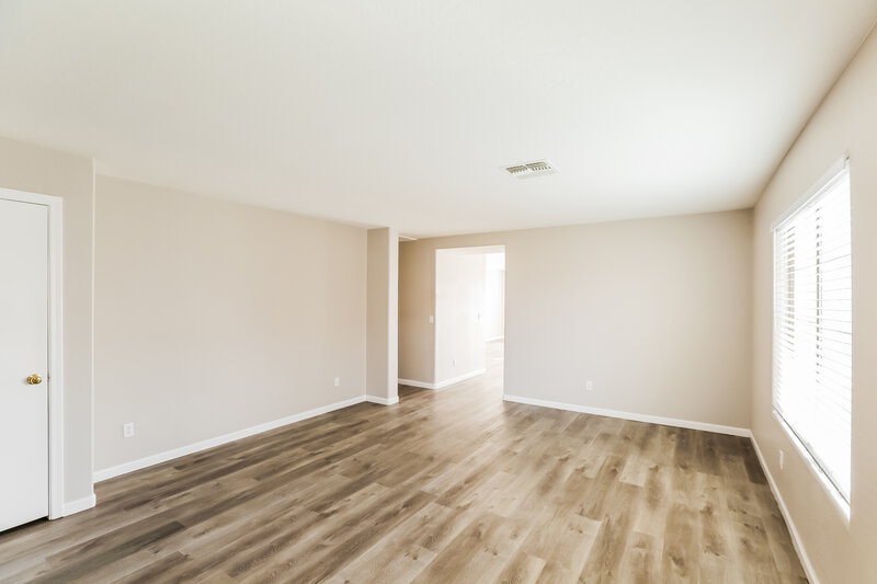 2,410/Mo, 6617 S 31st Dr Phoenix, AZ 85041 Living Room View 2