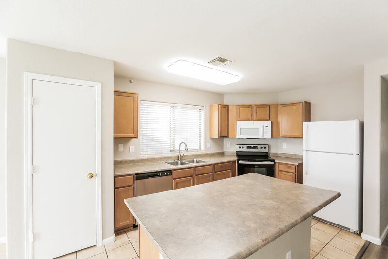 2,410/Mo, 6617 S 31st Dr Phoenix, AZ 85041 Kitchen View