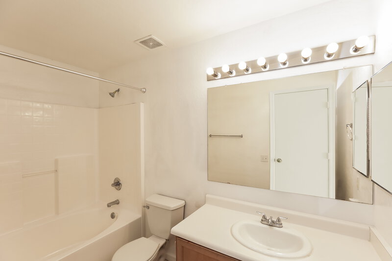 2,410/Mo, 6617 S 31st Dr Phoenix, AZ 85041 Main Bathroom View