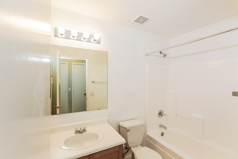 2,410/Mo, 6617 S 31st Dr Phoenix, AZ 85041 Bathroom View