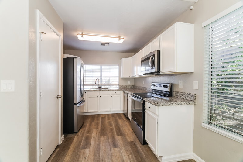 2,300/Mo, 741 S Monte Vista St Chandler, AZ 85225 Kitchen View