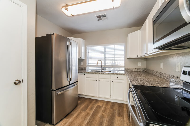 2,300/Mo, 741 S Monte Vista St Chandler, AZ 85225 Kitchen View 2