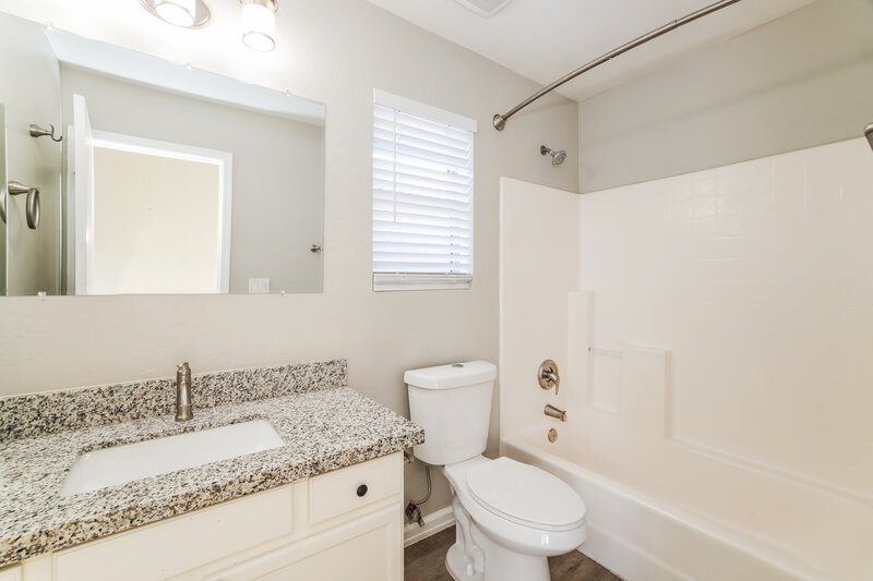 2,300/Mo, 741 S Monte Vista St Chandler, AZ 85225 Main Bathroom View