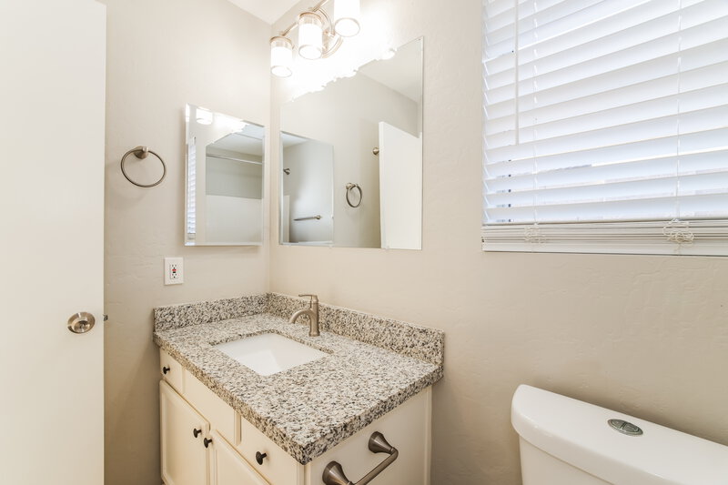 2,300/Mo, 741 S Monte Vista St Chandler, AZ 85225 Main Bathroom View 2