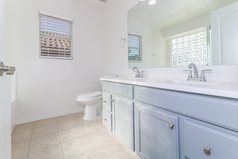 2,270/Mo, 9847 W Irma Ln Peoria, AZ 85382 Main Bathroom View