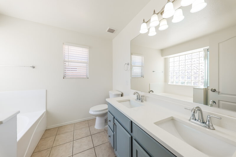 2,350/Mo, 9847 W Irma Ln Peoria, AZ 85382 Main Bathroom View