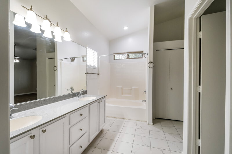 2,585/Mo, 1750 W Union Hills Dr Unit 81 Phoenix, AZ 85027 Main Bathroom View