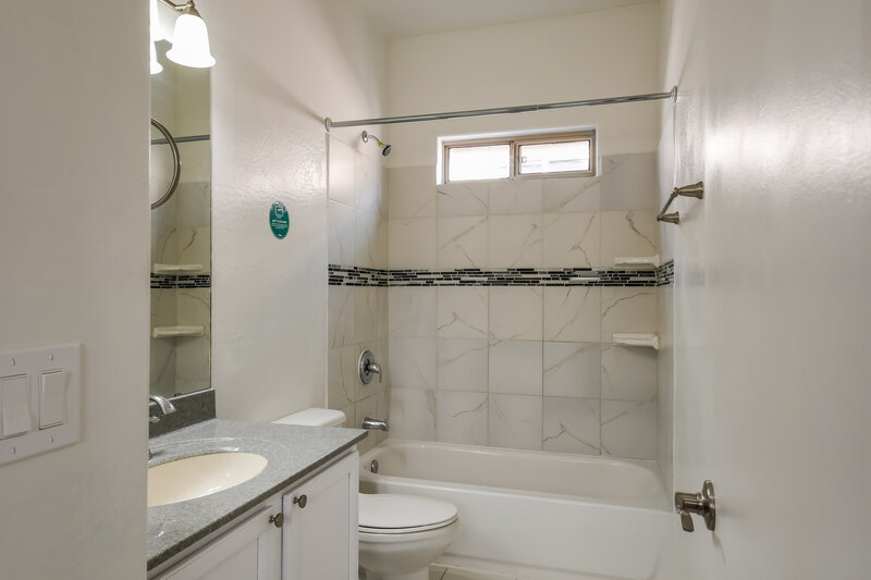 2,585/Mo, 1750 W Union Hills Dr Unit 81 Phoenix, AZ 85027 Bathroom View 2