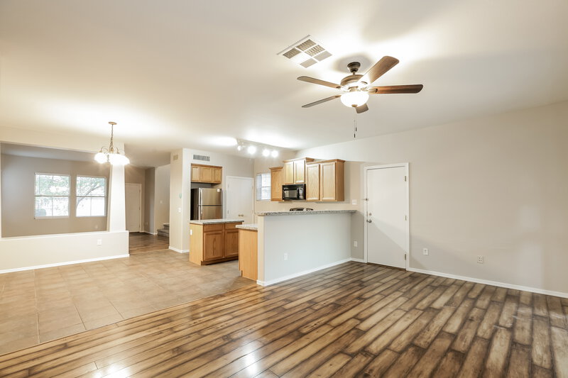 2,135/Mo, 7005 S 40th Ln Phoenix, AZ 85041 Living Room View 3