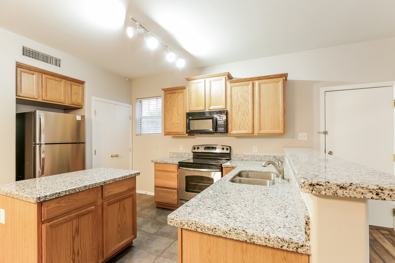 2,135/Mo, 7005 S 40th Ln Phoenix, AZ 85041 Kitchen View