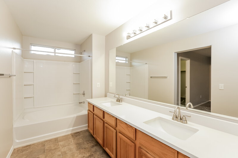 2,135/Mo, 7005 S 40th Ln Phoenix, AZ 85041 Main Bathroom View