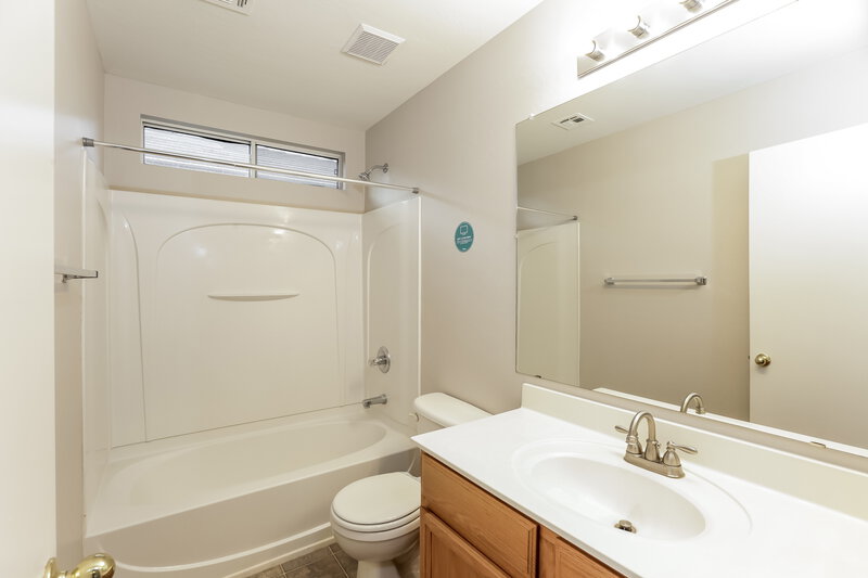 2,135/Mo, 7005 S 40th Ln Phoenix, AZ 85041 Bathroom View 2