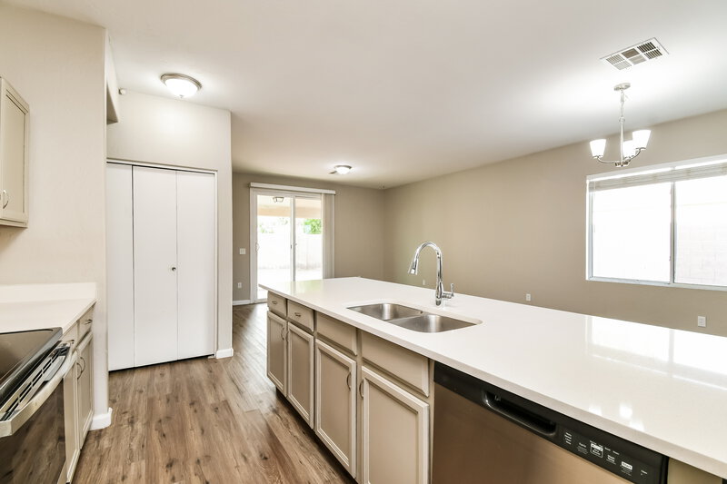 2,195/Mo, 3974 E Latham Way Gilbert, AZ 85297 Kitchen View 2