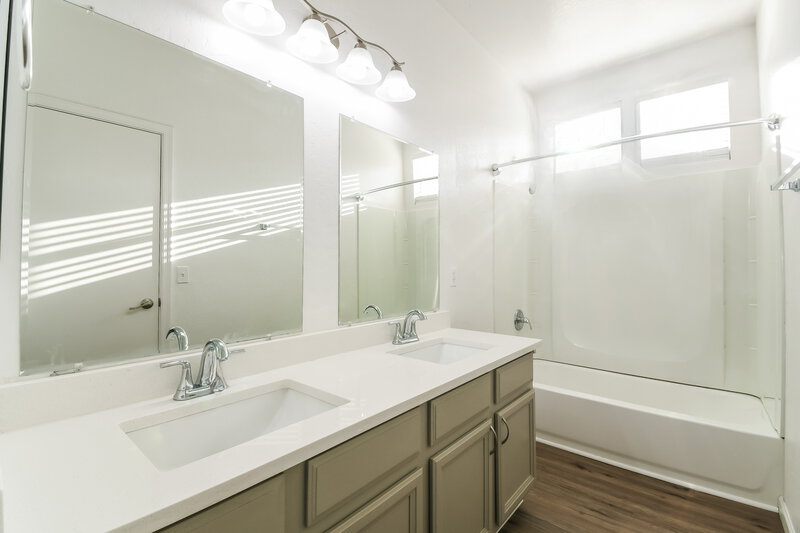 2,195/Mo, 3974 E Latham Way Gilbert, AZ 85297 Main Bathroom View