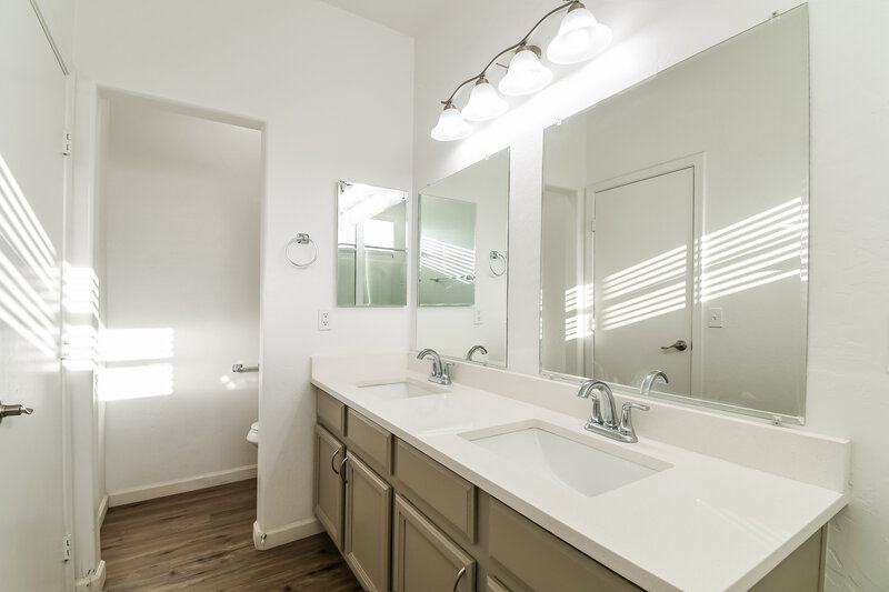2,195/Mo, 3974 E Latham Way Gilbert, AZ 85297 Main Bathroom View 2