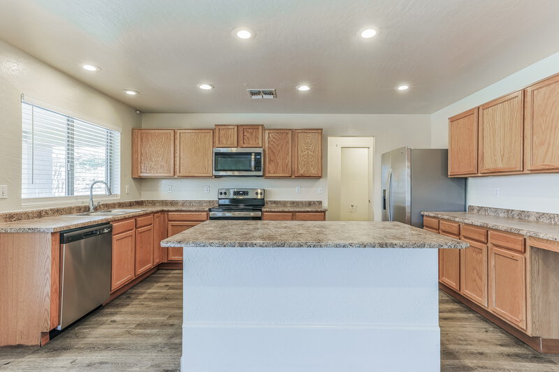 3,150/Mo, 7402 S 29th Ln Phoenix, AZ 85041 Kitchen View