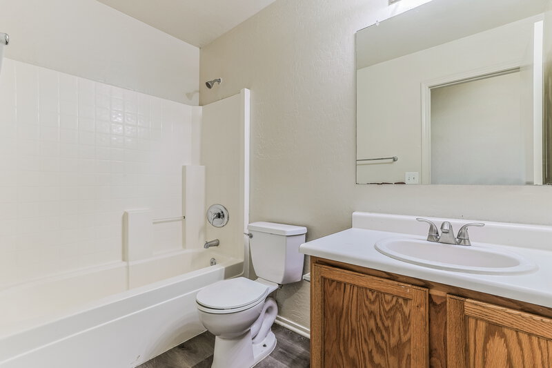 3,150/Mo, 7402 S 29th Ln Phoenix, AZ 85041 Main Bathroom View