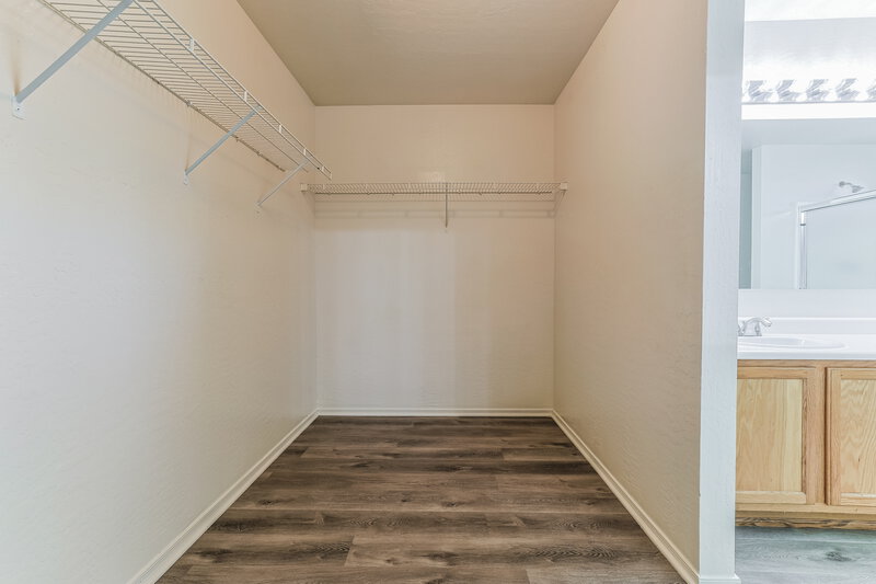 3,150/Mo, 7402 S 29th Ln Phoenix, AZ 85041 Walk In Closet View