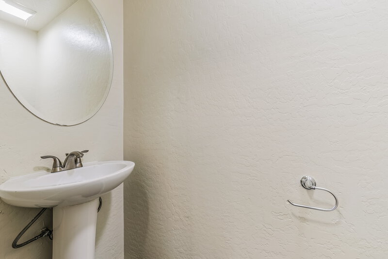 3,150/Mo, 7402 S 29th Ln Phoenix, AZ 85041 Bathroom View