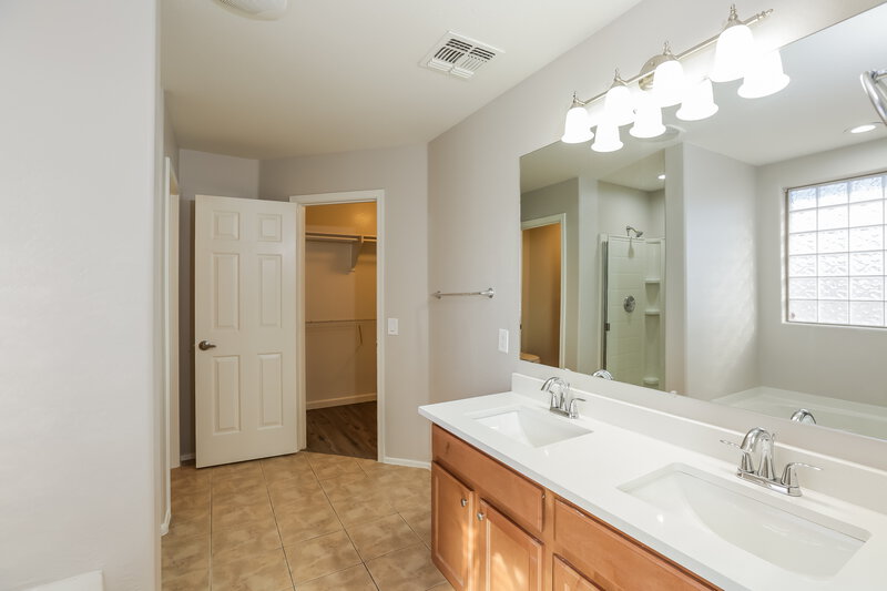 2,460/Mo, 7035 W St Charles Ave Laveen, AZ 85339 Main Bathroom View