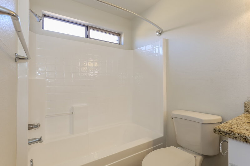 1,715/Mo, 13926 N 150Th Ln Surprise, AZ 85379 Main Bathroom View