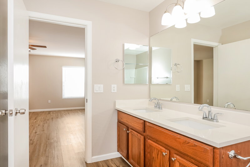 2,115/Mo, 34818 N 31st Ave Phoenix, AZ 85086 Main Bathroom View 2