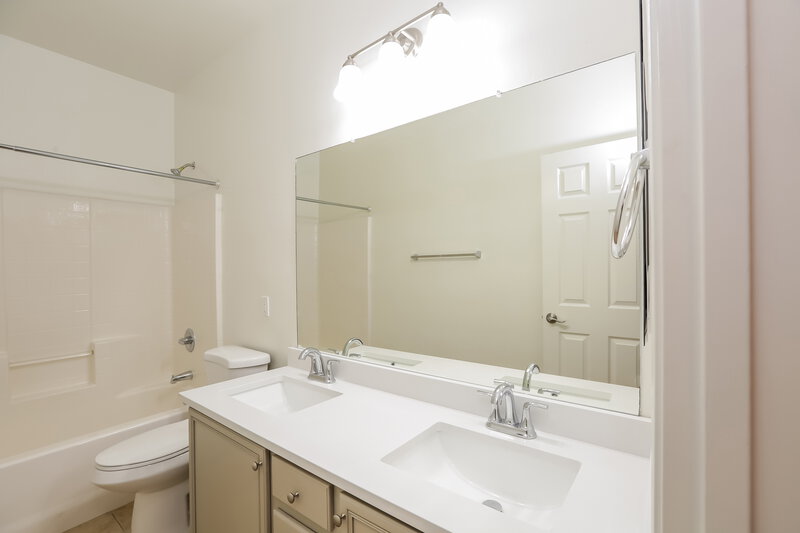 2,040/Mo, 5621 W Ellis Dr Laveen, AZ 85339 Main Bathroom View