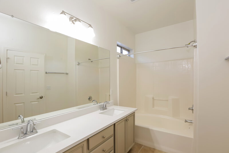 2,040/Mo, 5621 W Ellis Dr Laveen, AZ 85339 Bathroom View