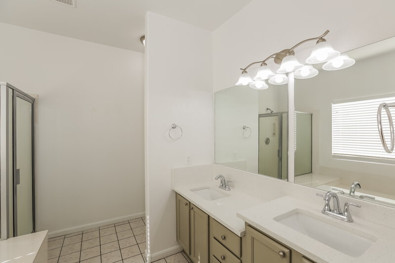 2,185/Mo, 275 W Amoroso Dr Gilbert, AZ 85233 Main Bathroom View