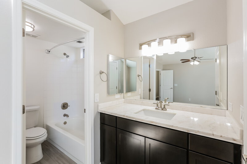 2,500/Mo, 441 S Maple Unit 48 Mesa, AZ 85206 Main Bathroom View