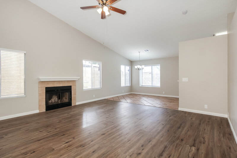 1,880/Mo, 10012 N 66Th Dr Glendale, AZ 85302 Living Room View