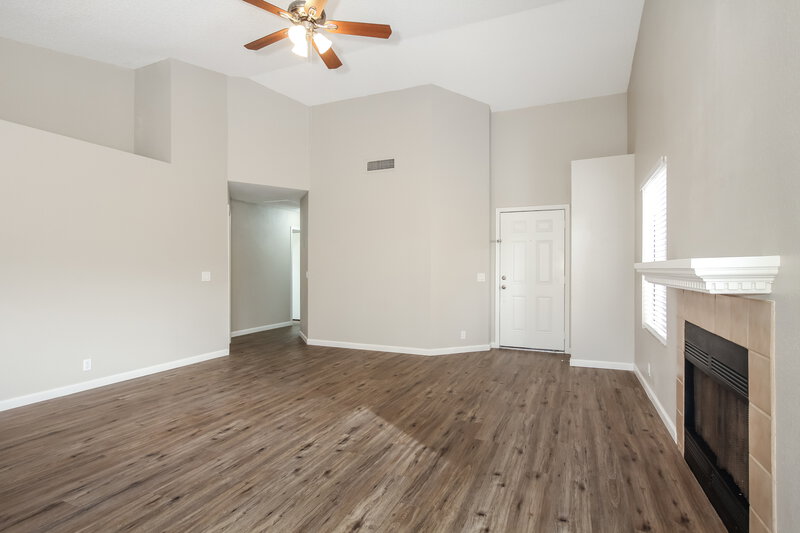 1,880/Mo, 10012 N 66Th Dr Glendale, AZ 85302 Living Room View 2