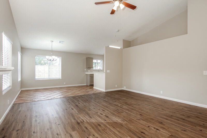 1,880/Mo, 10012 N 66Th Dr Glendale, AZ 85302 Living Room View 3