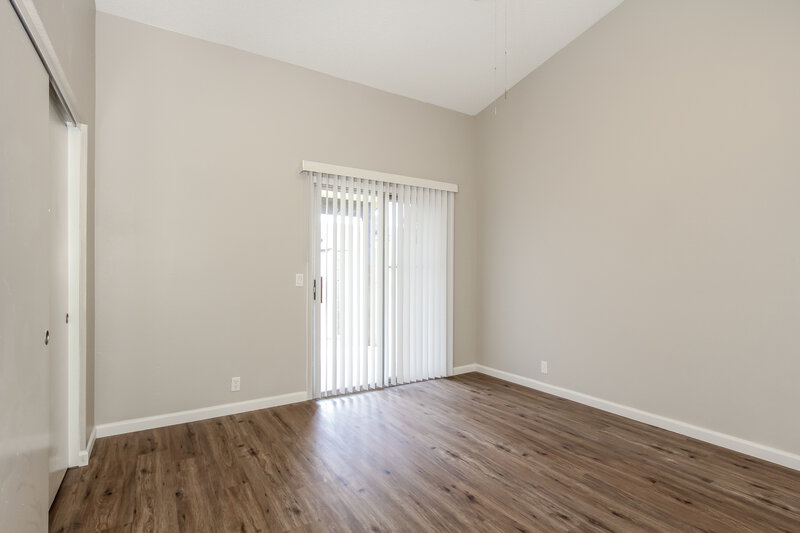 1,880/Mo, 10012 N 66Th Dr Glendale, AZ 85302 Main Bedroom View 2